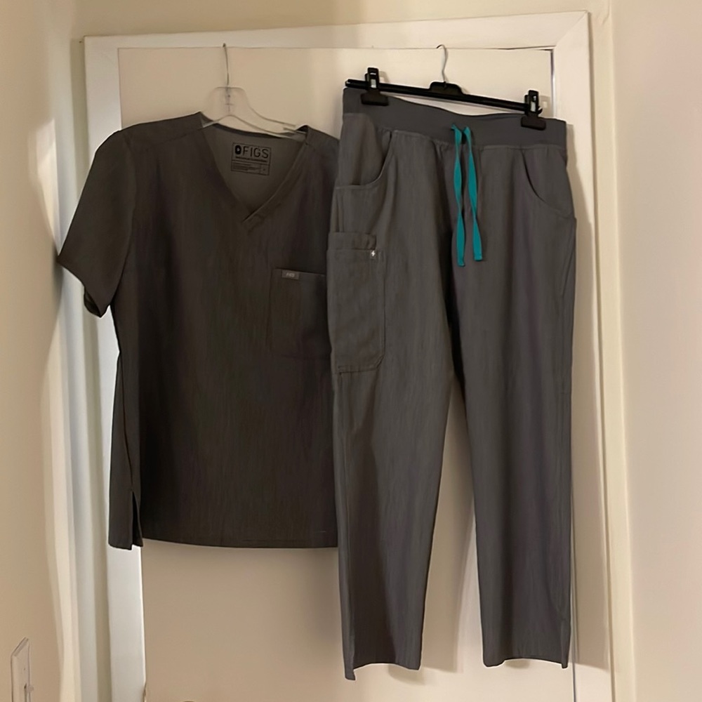 Figs scrubs worn once. One pocket top size large. Cargo pant medium petite